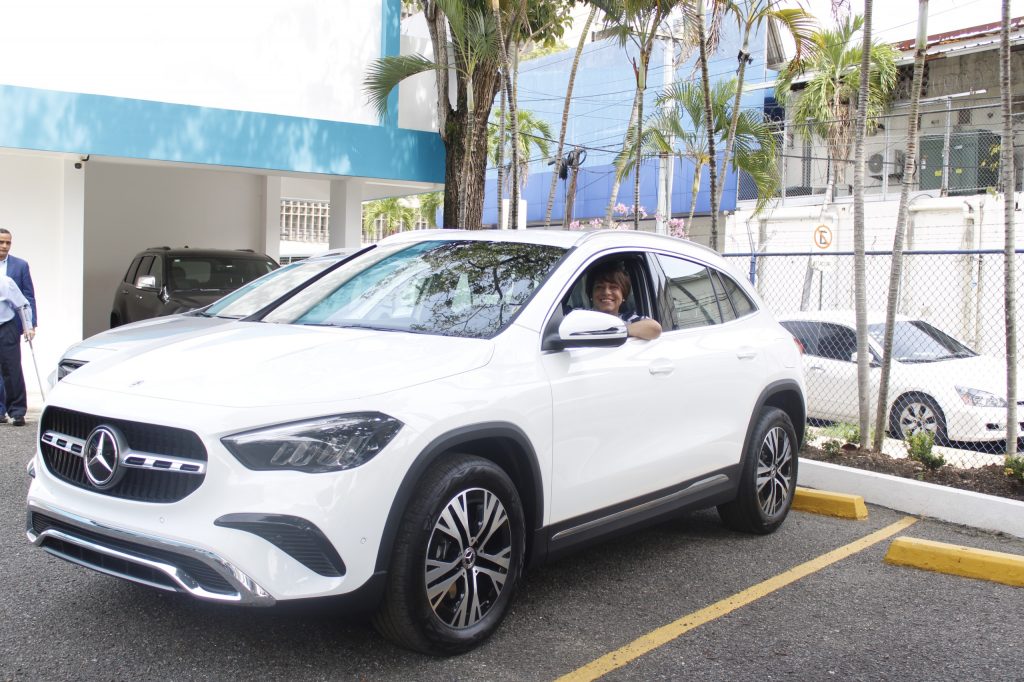 ADR y AutOzama entregaron vehículo a ganadora del Sorteo Navideño 2023