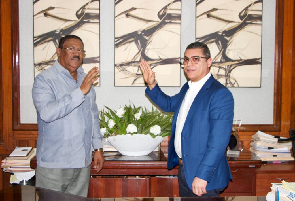 Dr. Onnes Gleyton Tapia dirigirá al Materno Julio Manuel Rodríguez SRSM posesionó al Dr. Onnes Gleyton Tapia como director del Materno Julio Manuel Rodríguez