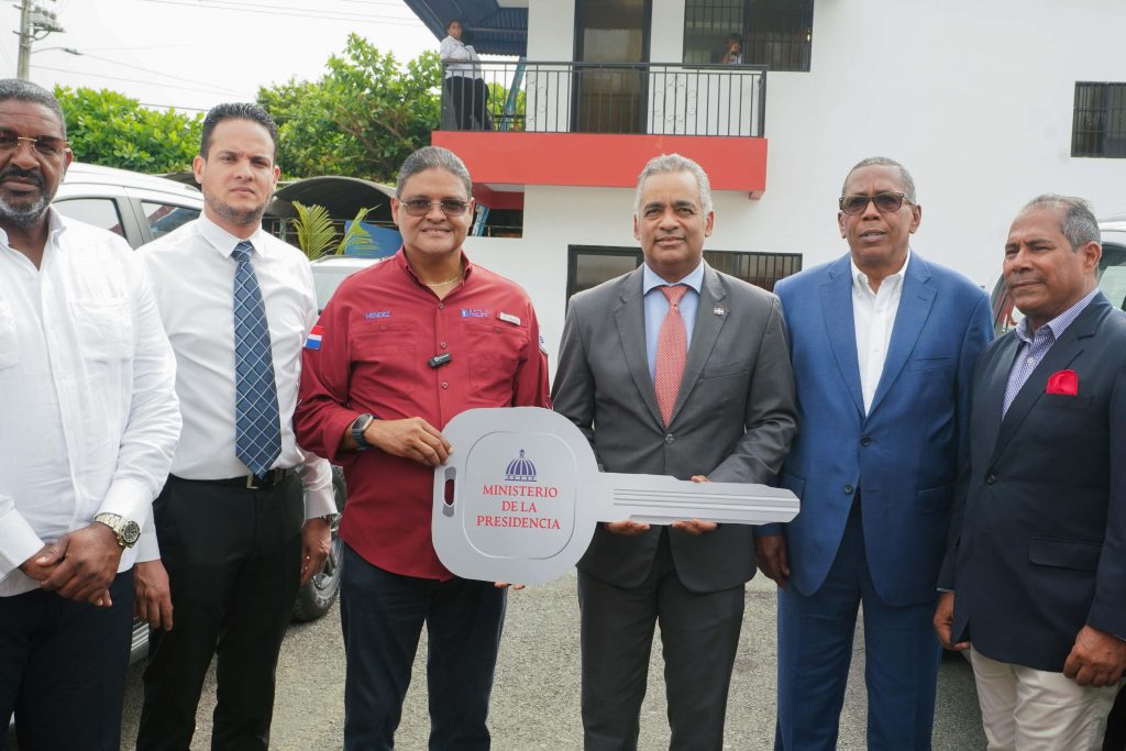 Gobierno entregó flotilla de 12 camionetas a la DAEH Gobierno entregó flotilla de 12 camionetas a la DAEH