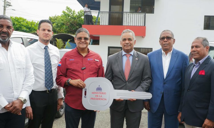 Gobierno entregó flotilla de 12 camionetas a la DAEH