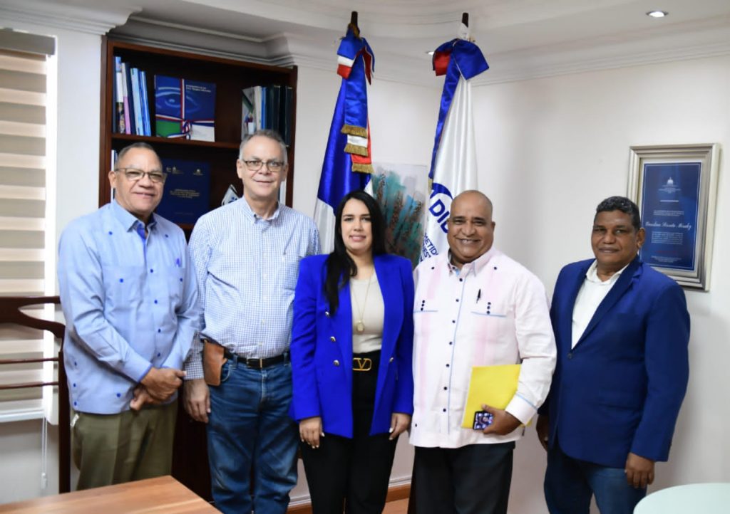 Directora de la DIDA atiende solicitudes por pensiones del MOPESEP
