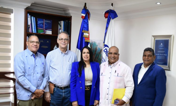 Directora de la DIDA atiende solicitudes por pensiones del MOPESEP
