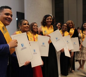 Hospital Darío Contreras graduó a 26 nuevos médicos especialistas