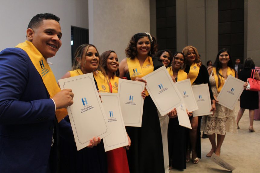 Hospital Darío Contreras graduó a 26 nuevos médicos especialistas