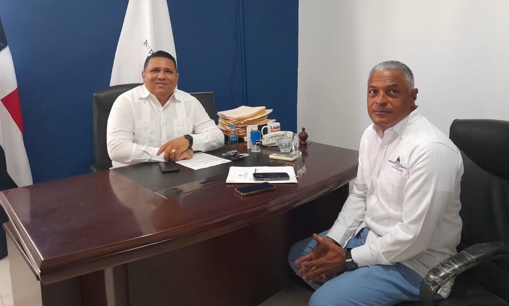 Juramentan al Dr. Jhonatan Madera como nuevo director de salud de Valverde Juramentan al Dr. Jhonatan Madera como nuevo director de salud de Valverde
