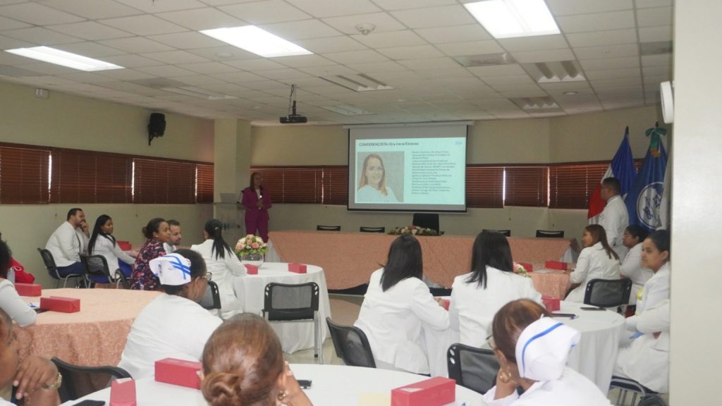 Materno Reynaldo Almánzar capacita a su personal en detección del cáncer de mama Materno Reynaldo Almánzar capacita a su personal sobre detección del cáncer de mama