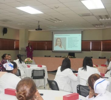 Materno Reynaldo Almánzar capacita a su personal sobre detección del cáncer de mama