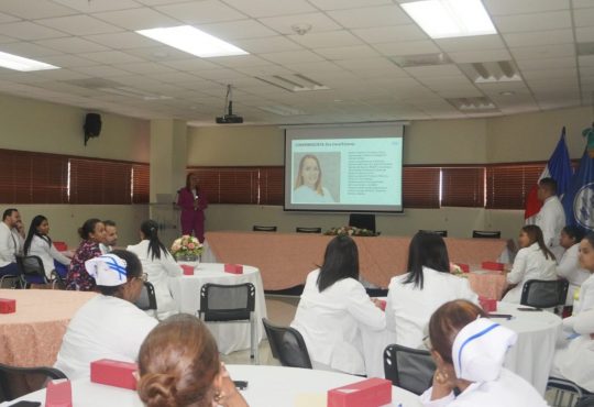 Materno Reynaldo Almánzar capacita a su personal sobre detección del cáncer de mama