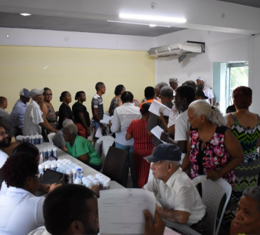 Conape asiste a más de 400 envejecientes en operativo médico en María Auxiliadora