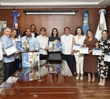 Primera dama entrega dispositivos cocleares para jornada de implantes en niños con hipoacusia
