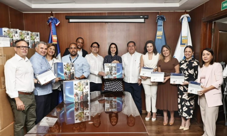 Primera dama entrega dispositivos cocleares para jornada de implantes en niños con hipoacusia