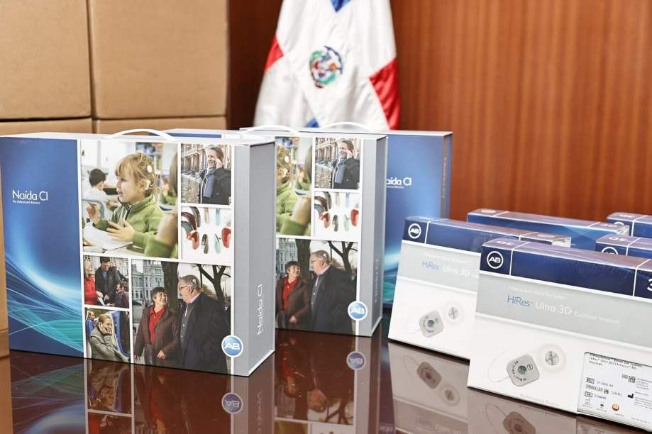 Primera dama entrega dispositivos cocleares para jornada de implantes en niños con hipoacusia