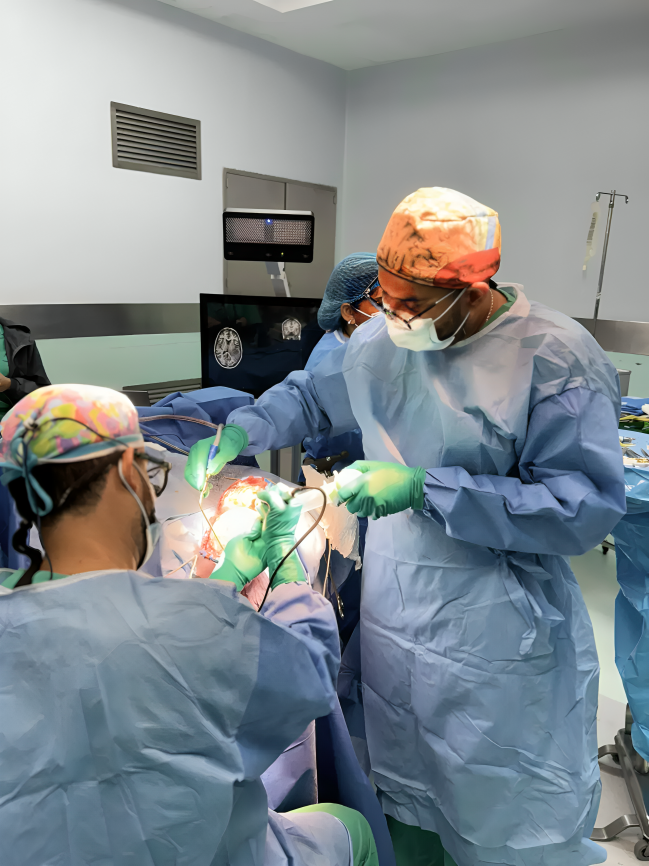 HOMS revoluciona la neurocirugía en RD con su primera cirugía cerebral en paciente despierto