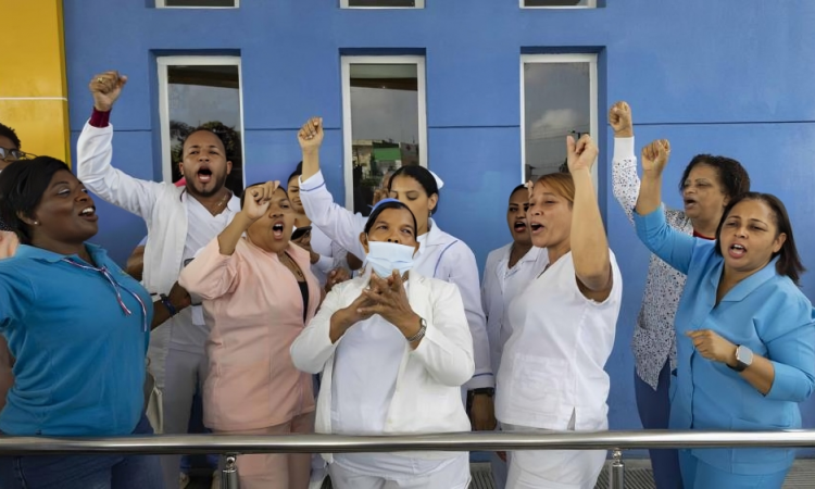 El éxodo de enfermeras agrava el déficit crítico en la República Dominicana