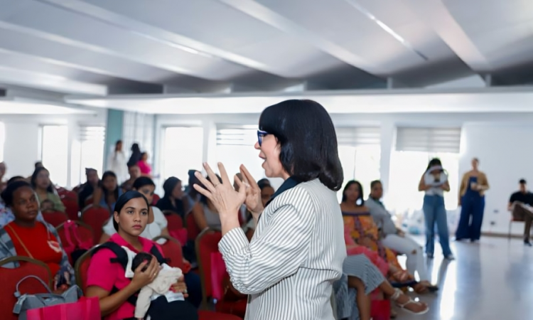 Alcaldía de Santiago promueve lactancia materna con charla para futuras madres
