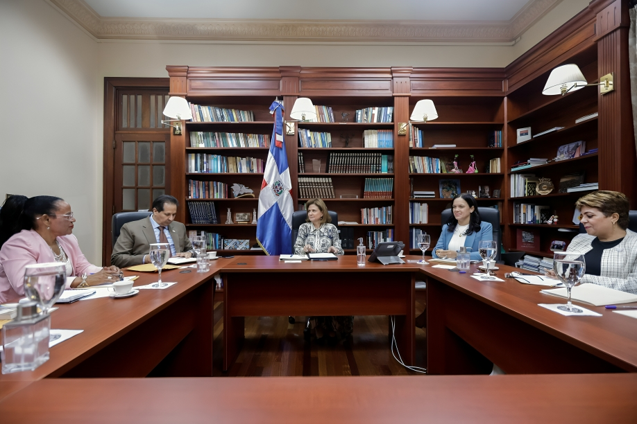 Vicepresidencia y Ministerio de Salud avanzan en diálogo con gremios de salud para mejorar condiciones laborales
