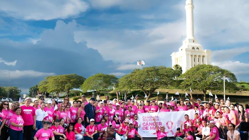 Santiago marcha en solidaridad contra el cáncer de mama; llaman a la detección temprana