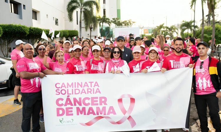 Santiago marcha en solidaridad contra el cáncer de mama; llaman a la detección temprana