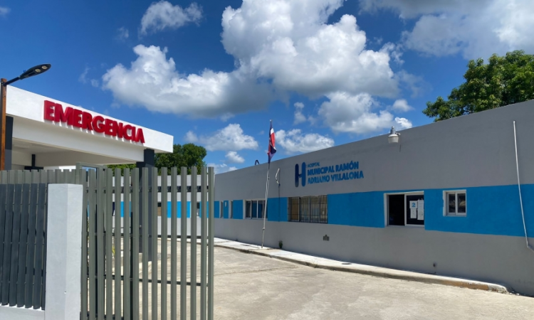 Hospital Ramón Adriano Villalona aclara fallecimiento de paciente tras accidente y protestas