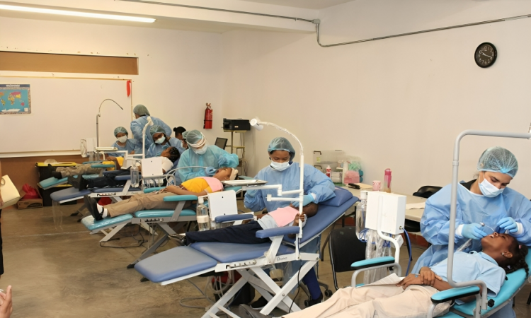 SNS impulsa la implantología y programas innovadores en salud bucal en la Red Pública