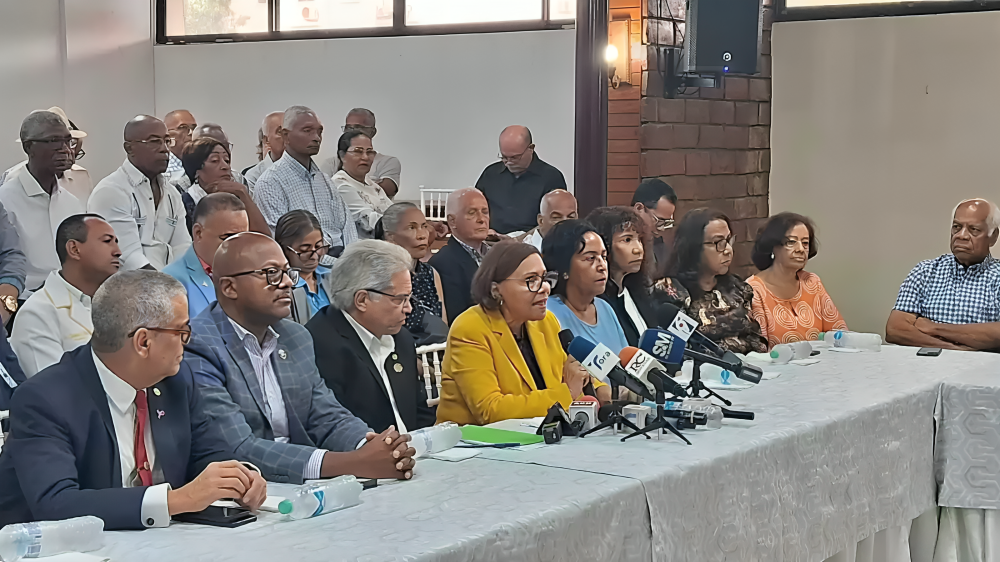 Médicos pensionados piden a Luis Abinader reajuste salarial y reducción del aporte al seguro médico