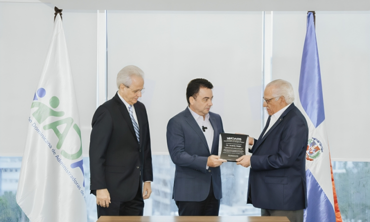ADARS Reconoce Trayectoria del Dr. Andrés Mejía en la Asamblea General Ordinaria 2024