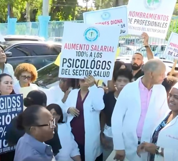 Enfermeras, psicólogos y farmacéuticos protestan en Santo Domingo en reclamo de mejoras salariales y laborales
