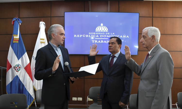 Luis Miguel De Camps juramenta a Elías Báez y Henry Sahdalá en la DIDA y TSS