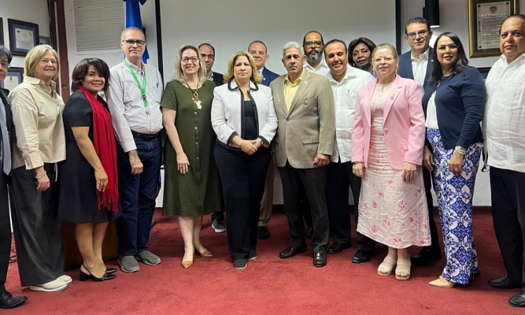 ADOFEM realiza reunión ordinaria en la UCE y respalda postgrado en residencias médicas del INTEC