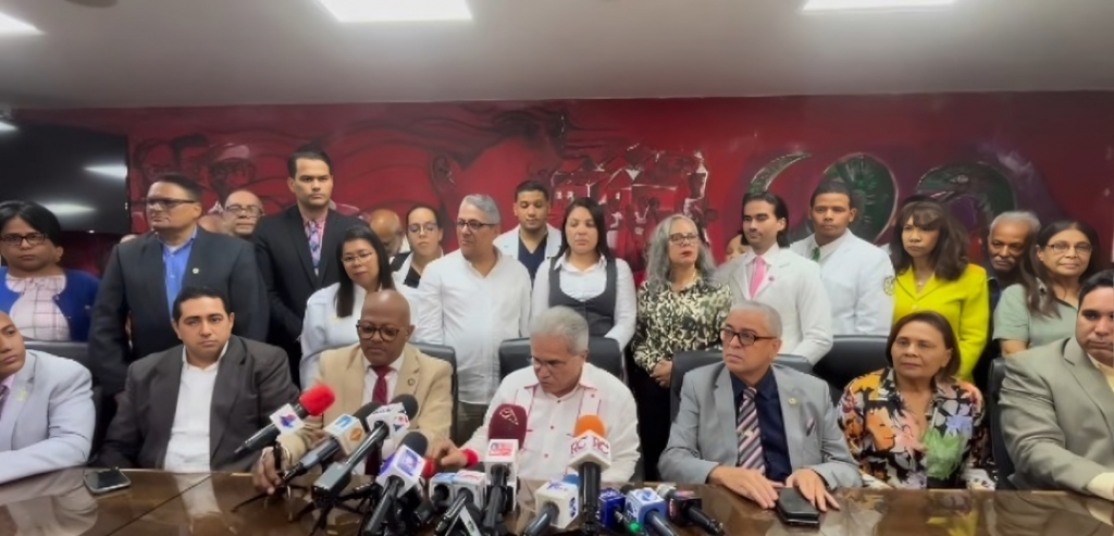 Gobierno y CMD acuerdan aumento salarial de 25 % para médicos y nivelación de incentivos