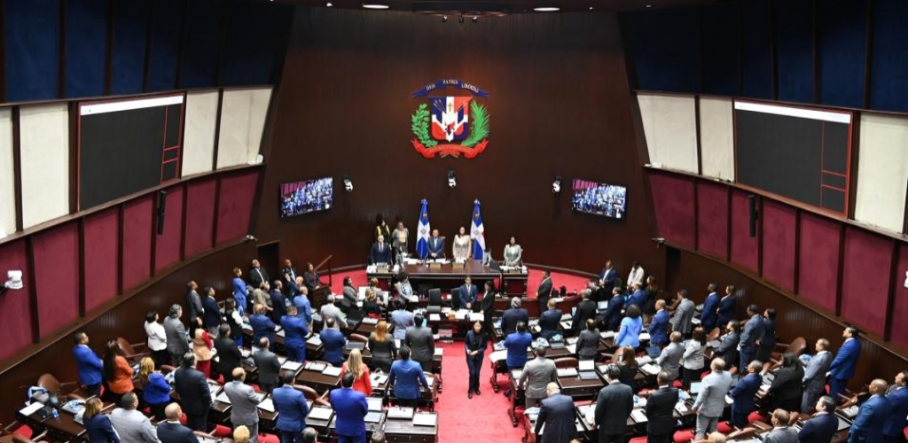 Ejecutivo solicita ajustes al Presupuesto 2025 para aumento salarial médico