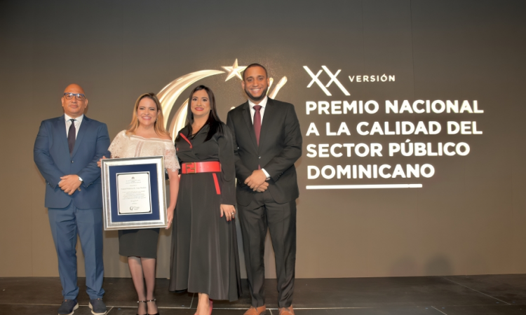 Hospital Pediátrico Hugo Mendoza recibe Premio Nacional a la calidad por excelencia en atención infantil Hospital Pediátrico Hugo Mendoza recibe Premio Nacional a la calidad por excelencia en atención infantil