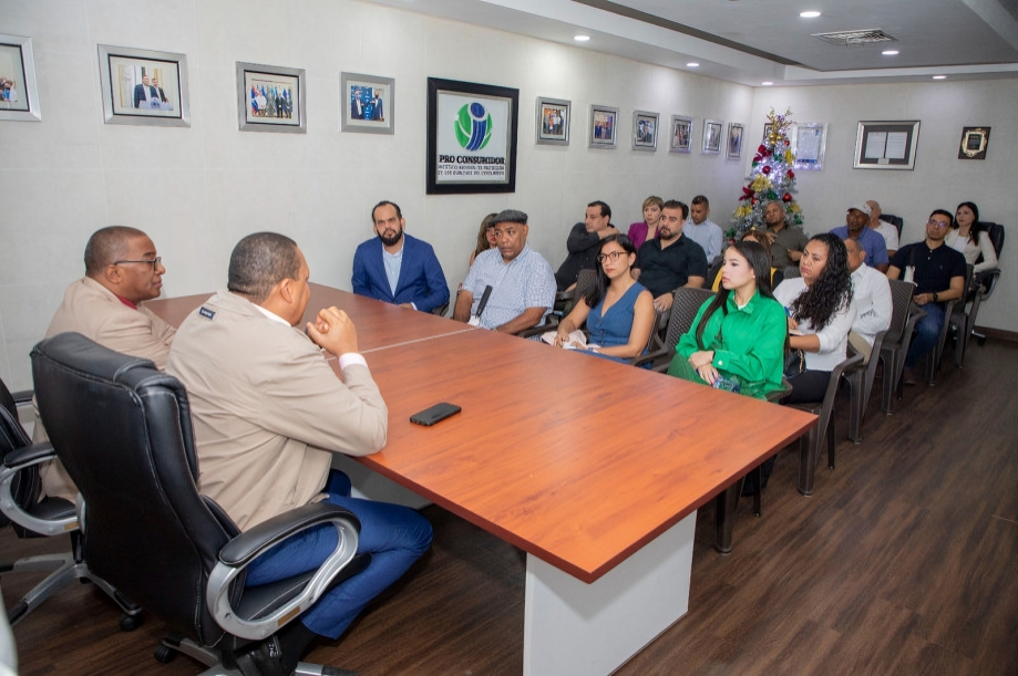 Pro Consumidor inicia operativo para retirar botellones de agua expuestos al sol