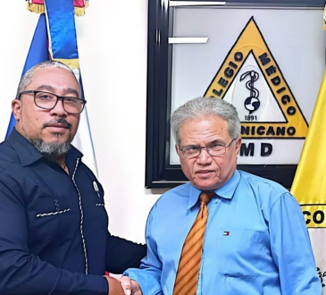 Dr. Hayro González reconoce al Dr. Waldo Ariel Suero por su apoyo a los médicos emergenciólogos