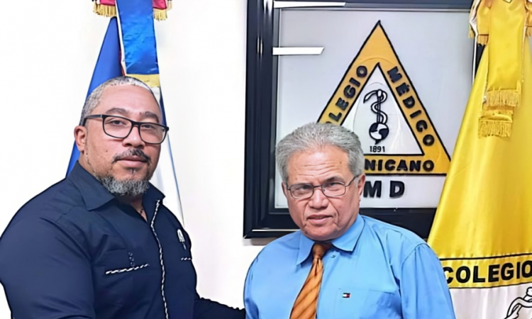 Dr. Hayro González reconoce al Dr. Waldo Ariel Suero por su apoyo a los médicos emergenciólogos