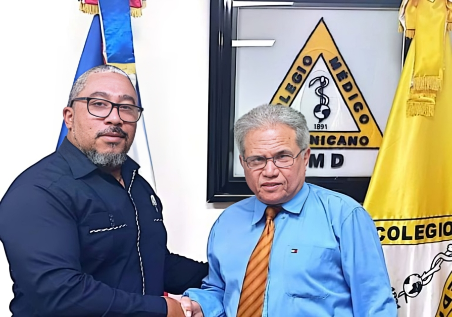 Dr. Hayro González reconoce al Dr. Waldo Ariel Suero por su apoyo a los médicos emergenciólogos