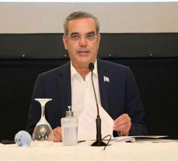 Luis Abinader propone aumento salarial del 10% a médicos del sector público, CMD rechaza la oferta