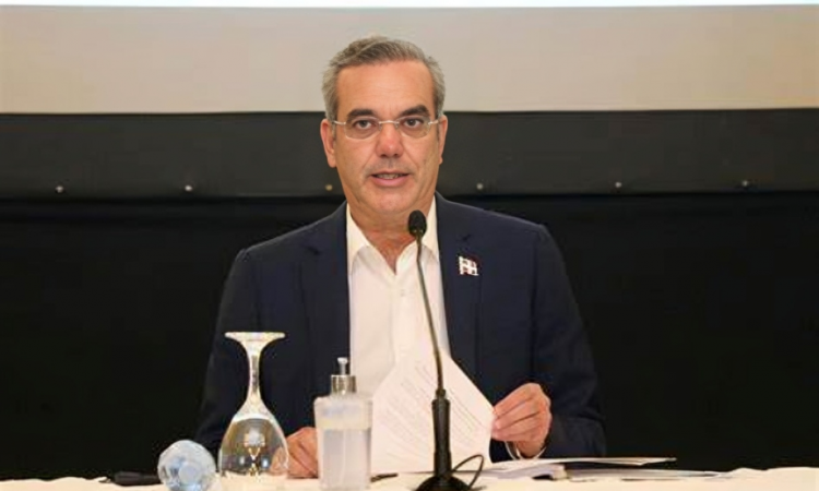 Luis Abinader propone aumento salarial del 10% a médicos del sector público, CMD rechaza la oferta