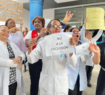 Trabajadores del Centro de Gastroenterología Dr. Luis E. Aybar protestan por exclusión en aumento salarial
