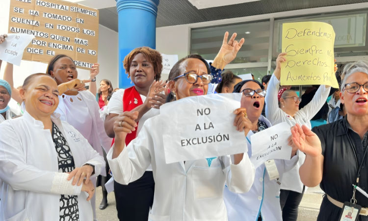 Trabajadores del Centro de Gastroenterología Dr. Luis E. Aybar protestan por exclusión en aumento salarial