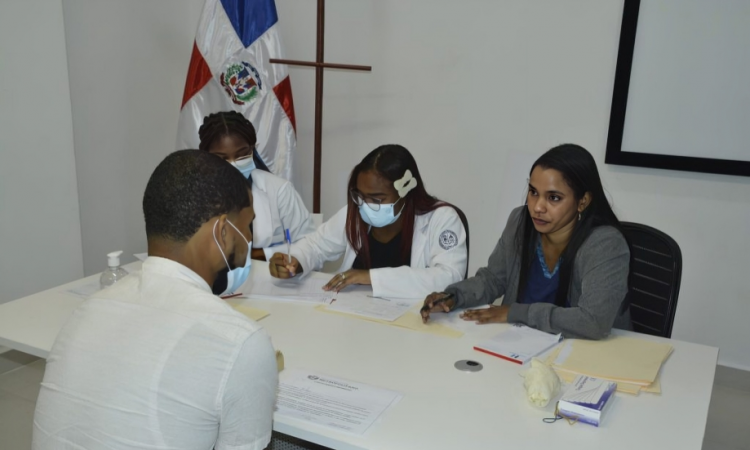 Hospital Mario Tolentino Dipp realiza jornada prequirúrgica para internos del penal La Victoria