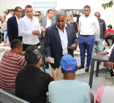Tony Peña Guaba entrega más de 400 bonos navideños a pacientes del Hospital Ney Arias Lora