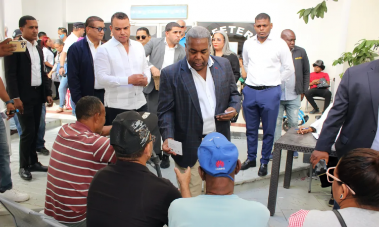 Tony Peña Guaba entrega más de 400 bonos navideños a pacientes del Hospital Ney Arias Lora
