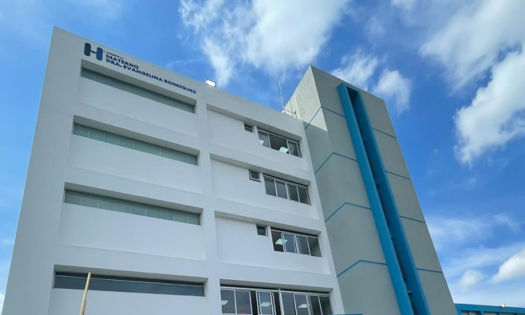 Hospital Materno Dra. Evangelina Rodríguez recibe donación de artículos para madres embarazadas