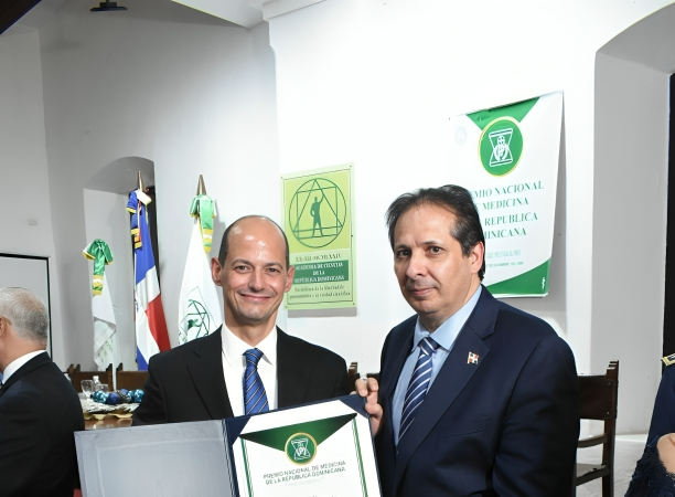 Dr. Alejandro Cambiaso recibe el Certificado de Honor Médico Distinguido durante el Premio Nacional de Medicina 2024
