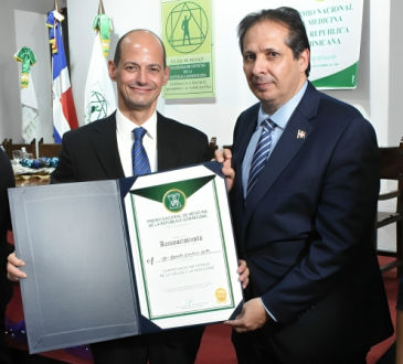 Dr. Alejandro Cambiaso recibe el Certificado de Honor Médico Distinguido durante el Premio Nacional de Medicina 2024