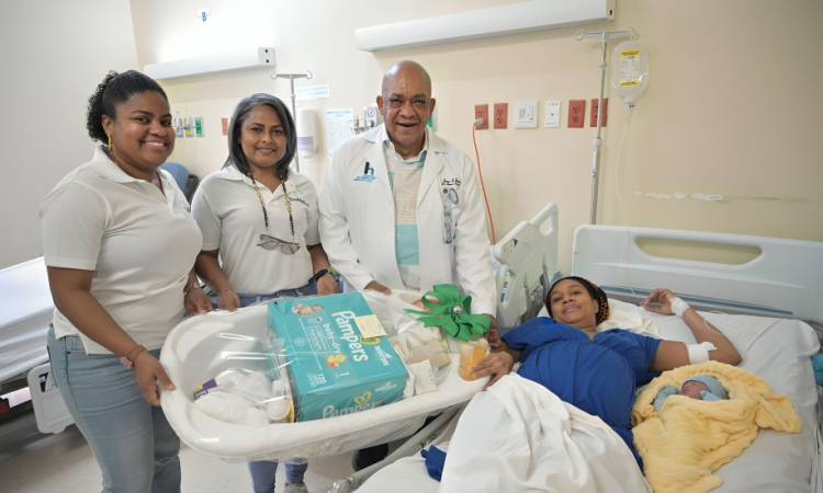 SeNaSa inicia el 2025 con la entrega de canastillas a recién nacidos en Santo Domingo