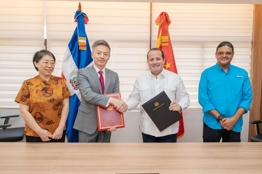 República Dominicana recibe 120 nuevas ambulancias donadas por China para fortalecer atenciones extrahospitalarias
