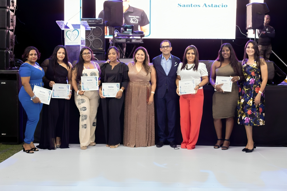 Clínica de Medicina Familiar Dr. Franklin Peña celebra su 34º aniversario con reconocimiento a la excelencia médica