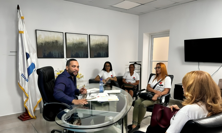 Hospital Juan Pablo Pina recibe donación de la Fundación María Entrega y Amor